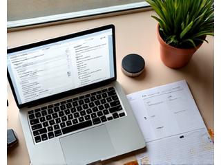 다양한 도구들이 조화롭게 놓여있는 책상 이미지